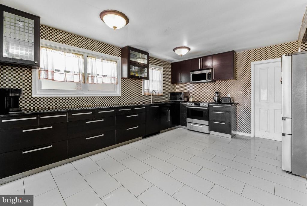 28 FOREST HILL DR, Cherry Hill, NJ 08003