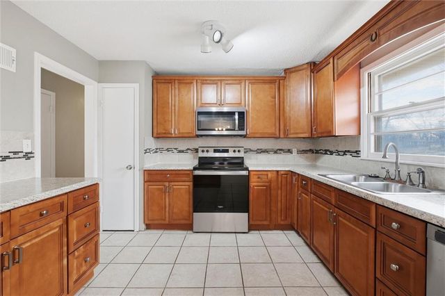 7305 E 129th Street, Grandview, MO 64030