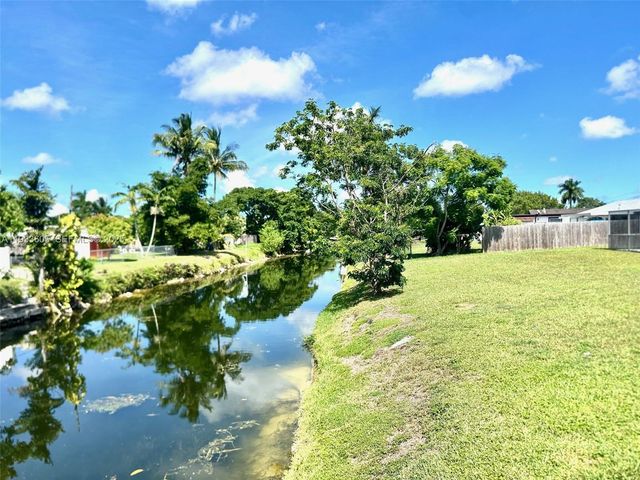 6285 NW 23rd St, Margate, FL 33063