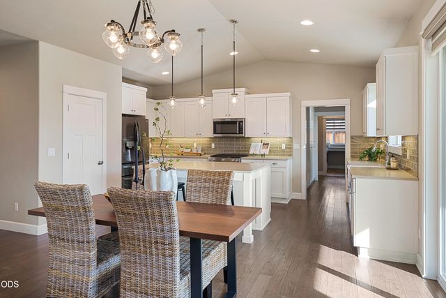4642 SW Yew Leaf Court, Redmond, OR 97756