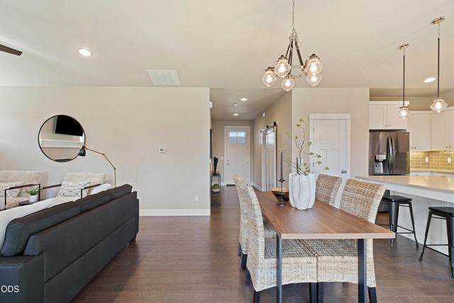 4642 SW Yew Leaf Court, Redmond, OR 97756