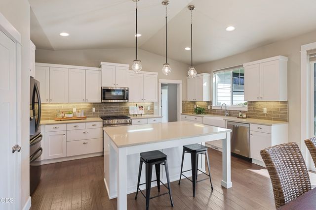 4642 SW Yew Leaf Court, Redmond, OR 97756