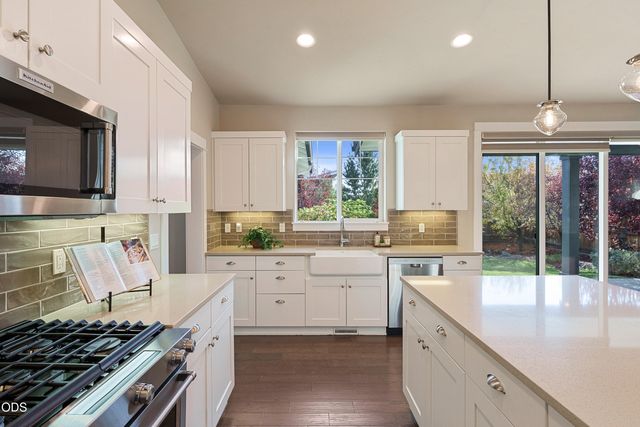 4642 SW Yew Leaf Court, Redmond, OR 97756