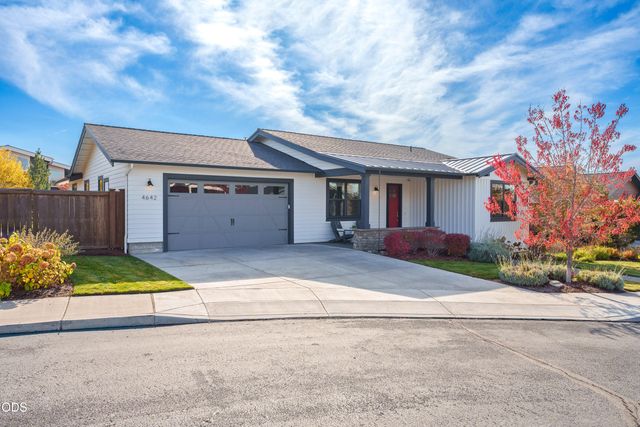 4642 SW Yew Leaf Court, Redmond, OR 97756