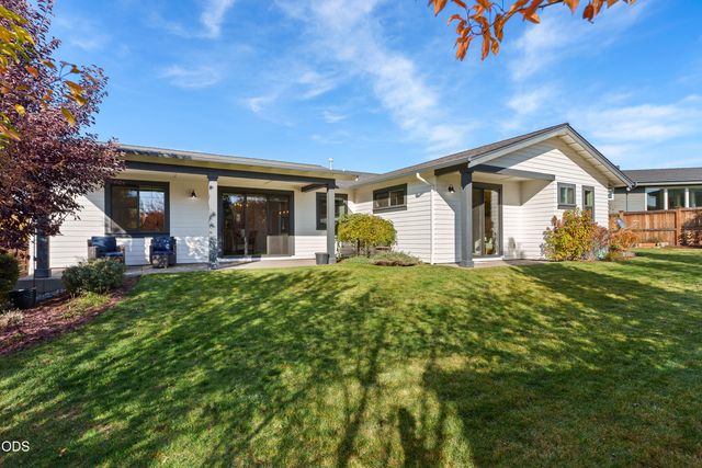 4642 SW Yew Leaf Court, Redmond, OR 97756