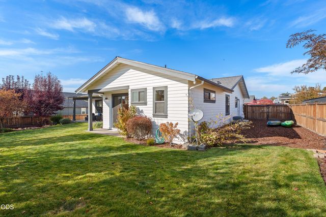 4642 SW Yew Leaf Court, Redmond, OR 97756