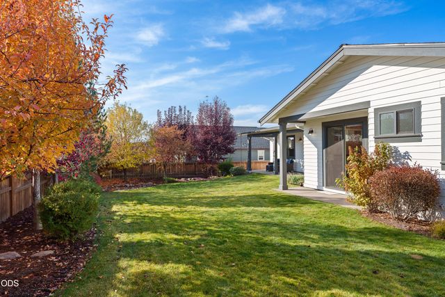 4642 SW Yew Leaf Court, Redmond, OR 97756