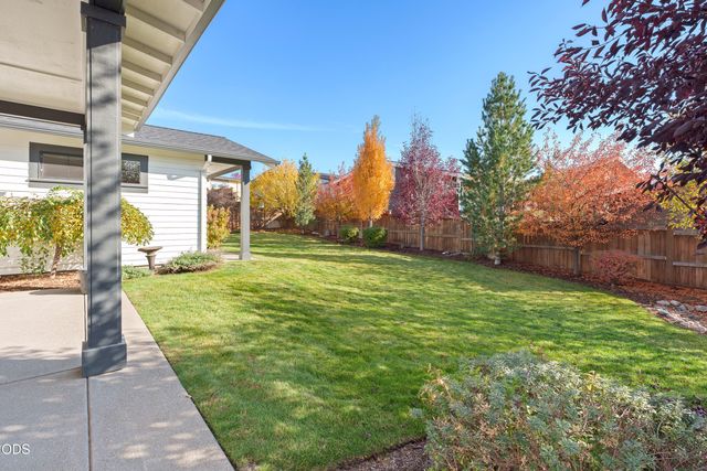 4642 SW Yew Leaf Court, Redmond, OR 97756