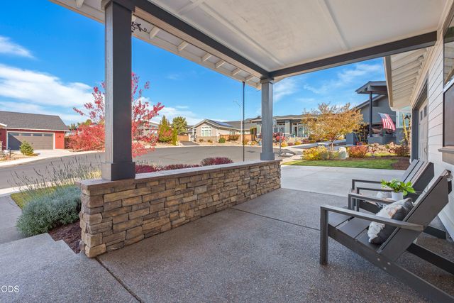 4642 SW Yew Leaf Court, Redmond, OR 97756
