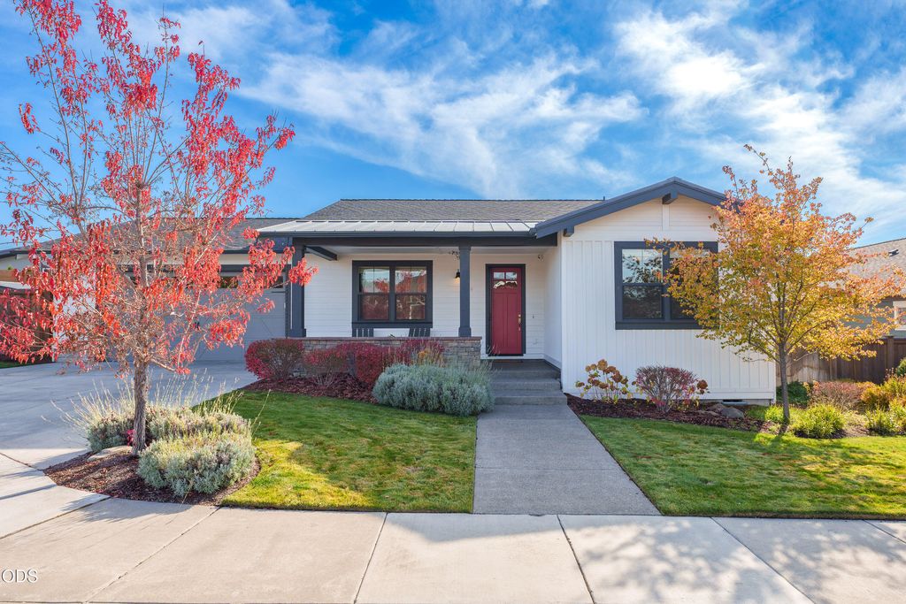 4642 SW Yew Leaf Court, Redmond, OR 97756