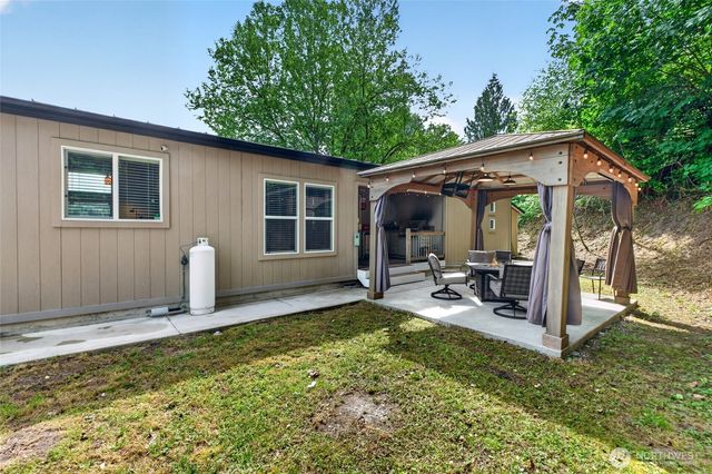 40109 32nd Avenue S, Roy, WA 98580