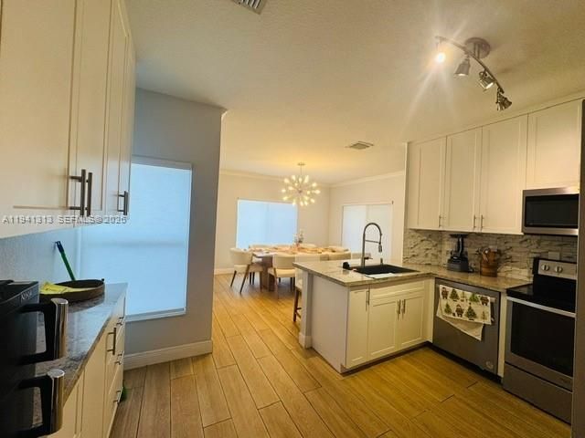 10919 NW 67th Ter, Doral, FL 33178