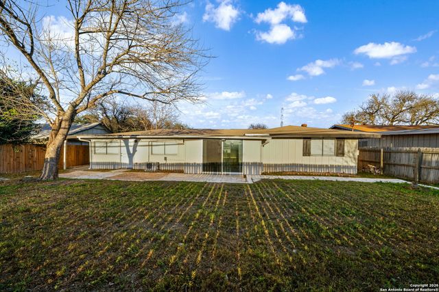 1013 North Blvd, Universal City, TX 78148