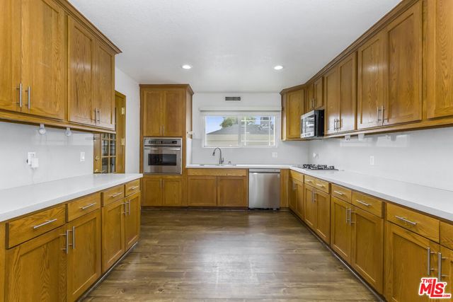 10741 Stagg Street, Sun Valley, CA 91352