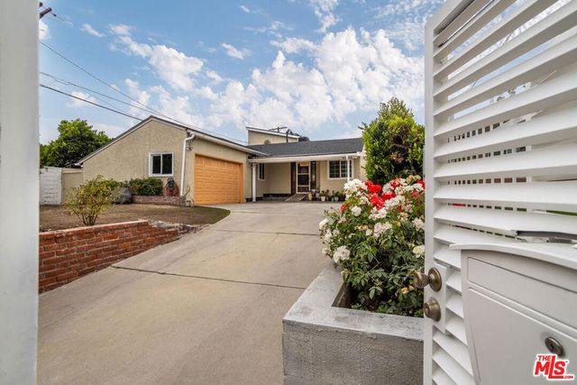 10741 Stagg Street, Sun Valley, CA 91352