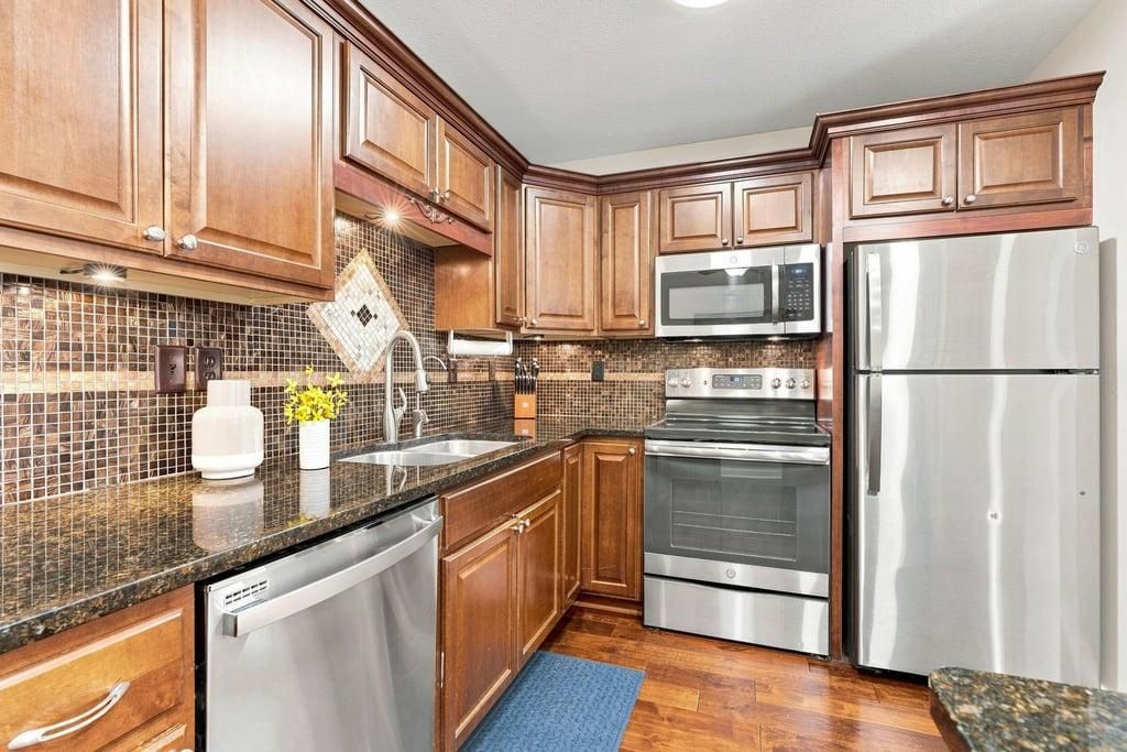 970 Pontiac Lane, Chanhassen, MN 55317 — exterior