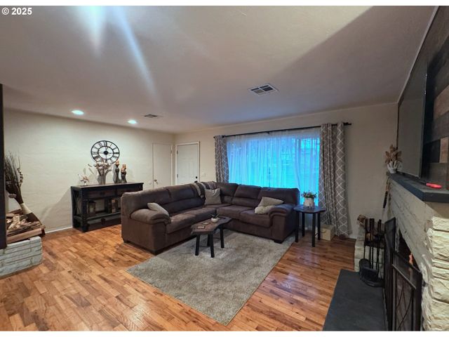 627 Richard St, Brookings, OR 97415