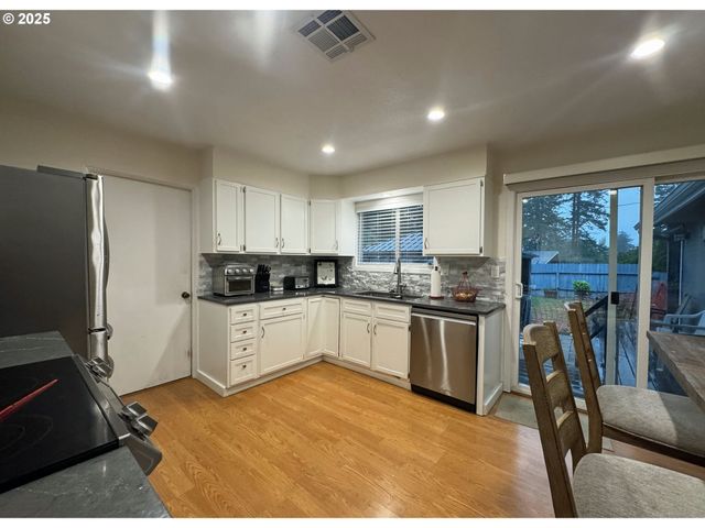 627 Richard St, Brookings, OR 97415