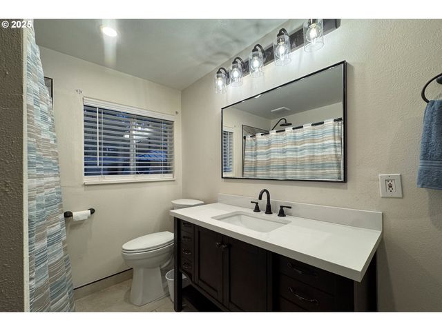 627 Richard St, Brookings, OR 97415