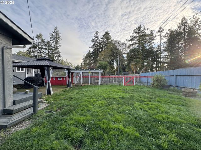 627 Richard St, Brookings, OR 97415
