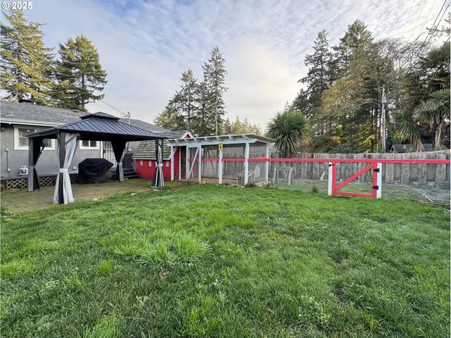 627 Richard St, Brookings, OR 97415
