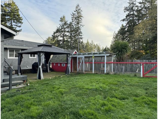 627 Richard St, Brookings, OR 97415