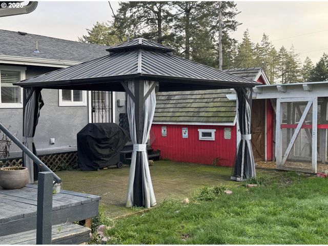 627 Richard St, Brookings, OR 97415