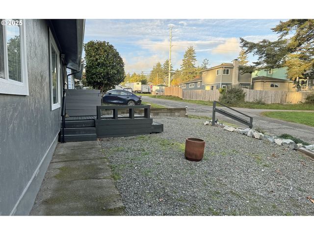 627 Richard St, Brookings, OR 97415