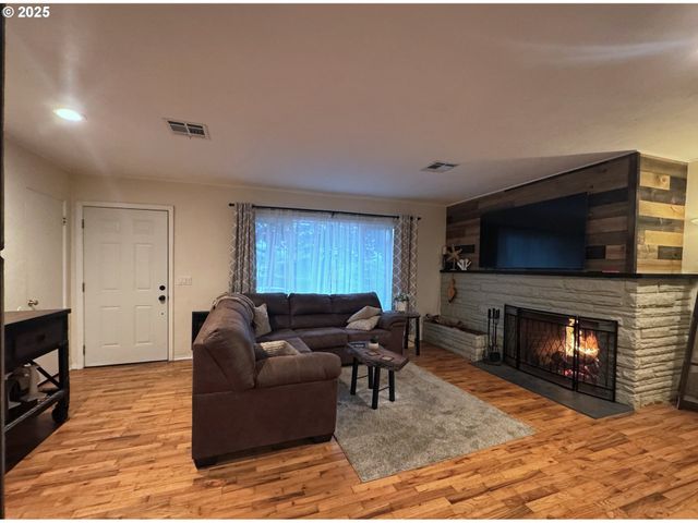 627 Richard St, Brookings, OR 97415