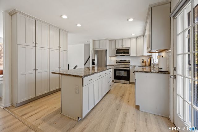 141 Old Coach Highway, Hamden, CT 06514