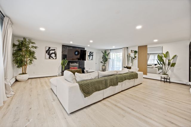 141 Old Coach Highway, Hamden, CT 06514