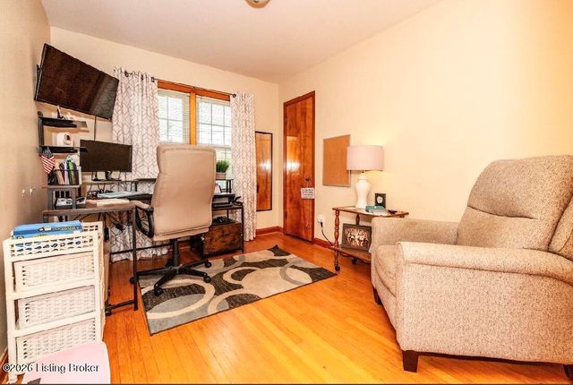 1082 Forrest View Dr, Louisville, KY 40219