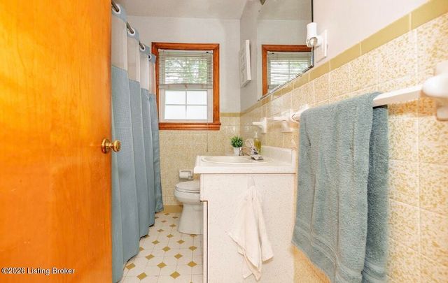 1082 Forrest View Dr, Louisville, KY 40219
