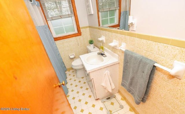 1082 Forrest View Dr, Louisville, KY 40219