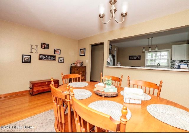1082 Forrest View Dr, Louisville, KY 40219