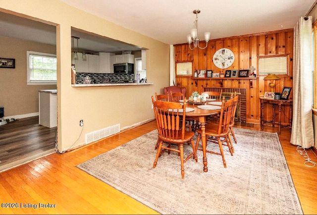 1082 Forrest View Dr, Louisville, KY 40219