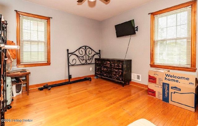 1082 Forrest View Dr, Louisville, KY 40219