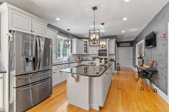 25 Stonebridge Rd, Groveland, MA 01834