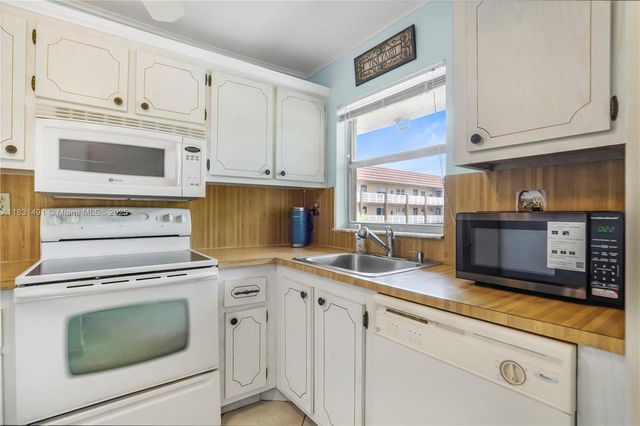 9261 Sunrise Lakes Blvd 203, Sunrise, FL 33322