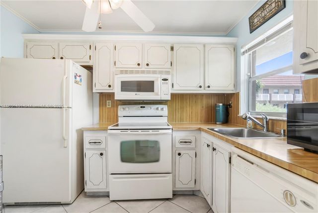 9261 Sunrise Lakes Blvd 203, Sunrise, FL 33322