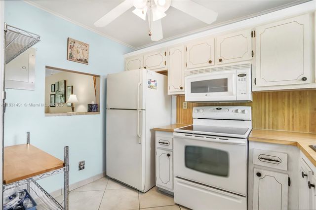 9261 Sunrise Lakes Blvd 203, Sunrise, FL 33322
