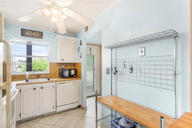 9261 Sunrise Lakes Blvd 203, Sunrise, FL 33322