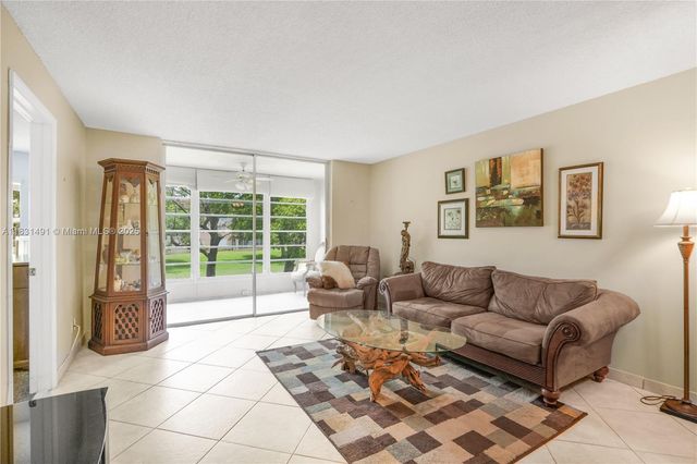 9261 Sunrise Lakes Blvd 203, Sunrise, FL 33322