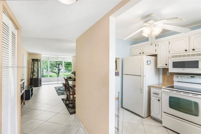 9261 Sunrise Lakes Blvd 203, Sunrise, FL 33322