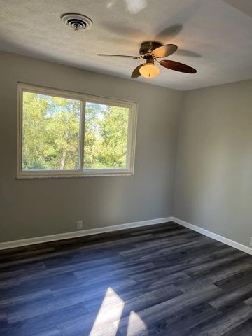 1990 Alexandria Pike, Highland Heights, KY 41076