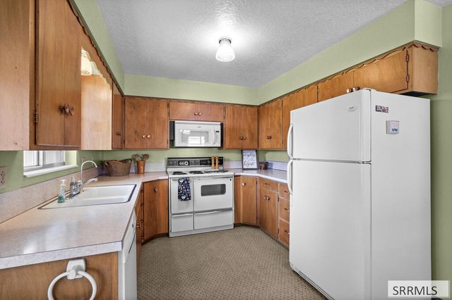 822 Crestmont Avenue, Idaho Falls, ID 83402