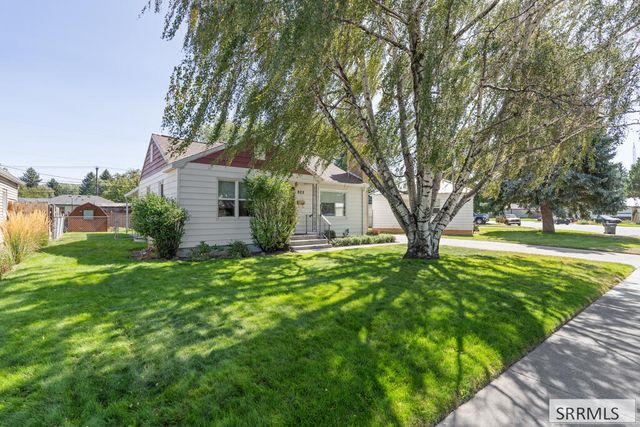 822 Crestmont Avenue, Idaho Falls, ID 83402