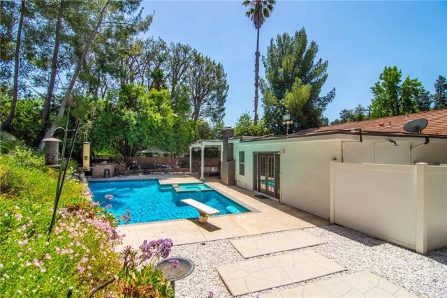 19611 Rosita Street, Tarzana, CA 91356