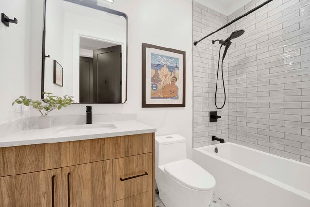 5015 N CLARK Street 304, Chicago, IL 60640