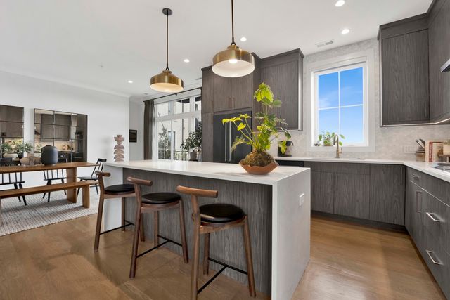 5015 N CLARK Street 304, Chicago, IL 60640